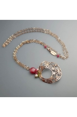Ciondolo, laserati martellati,giada rosa, peridot, perle